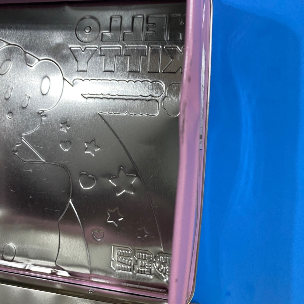 HELLO KITTY 2010 EMBOSSED METAL TOTE w/HANDLE & LATCH PEZ CASE, PLASTIC WINDOW - Picture 10 of 15